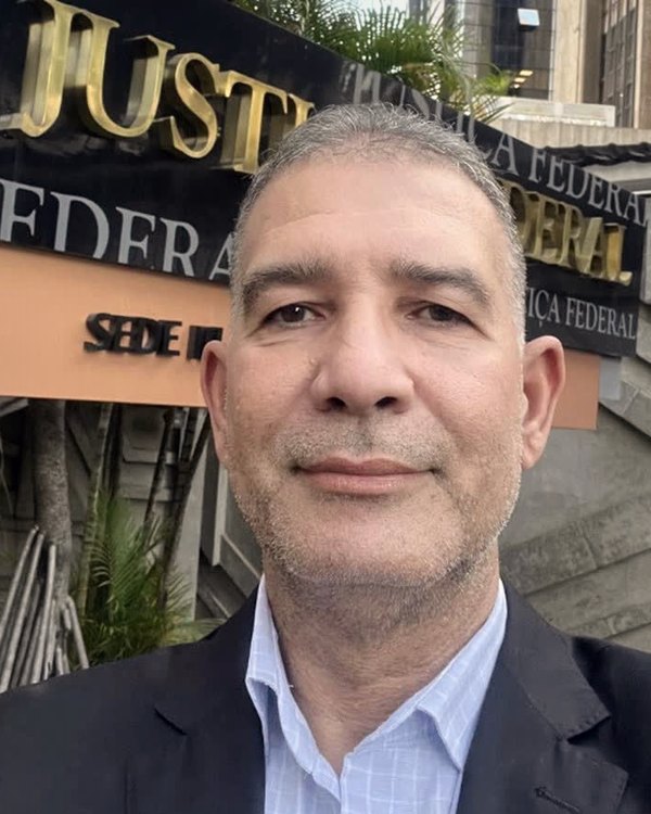 Manoel Moreira da Costa em frente à Justiça Federal
